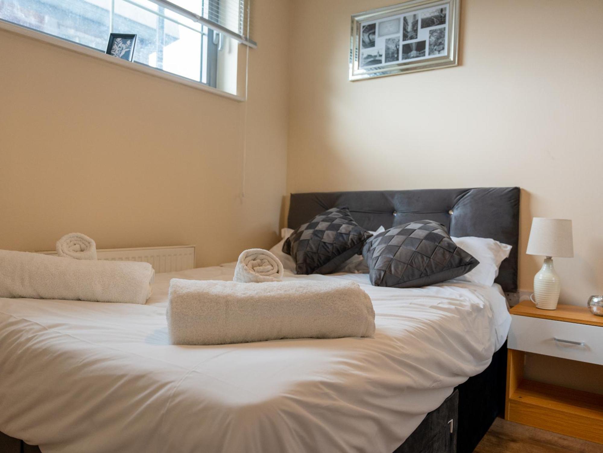 Luxury 2 Bed Apartment - Near Heathrow, Legoland, Windsor Slough Zewnętrze zdjęcie