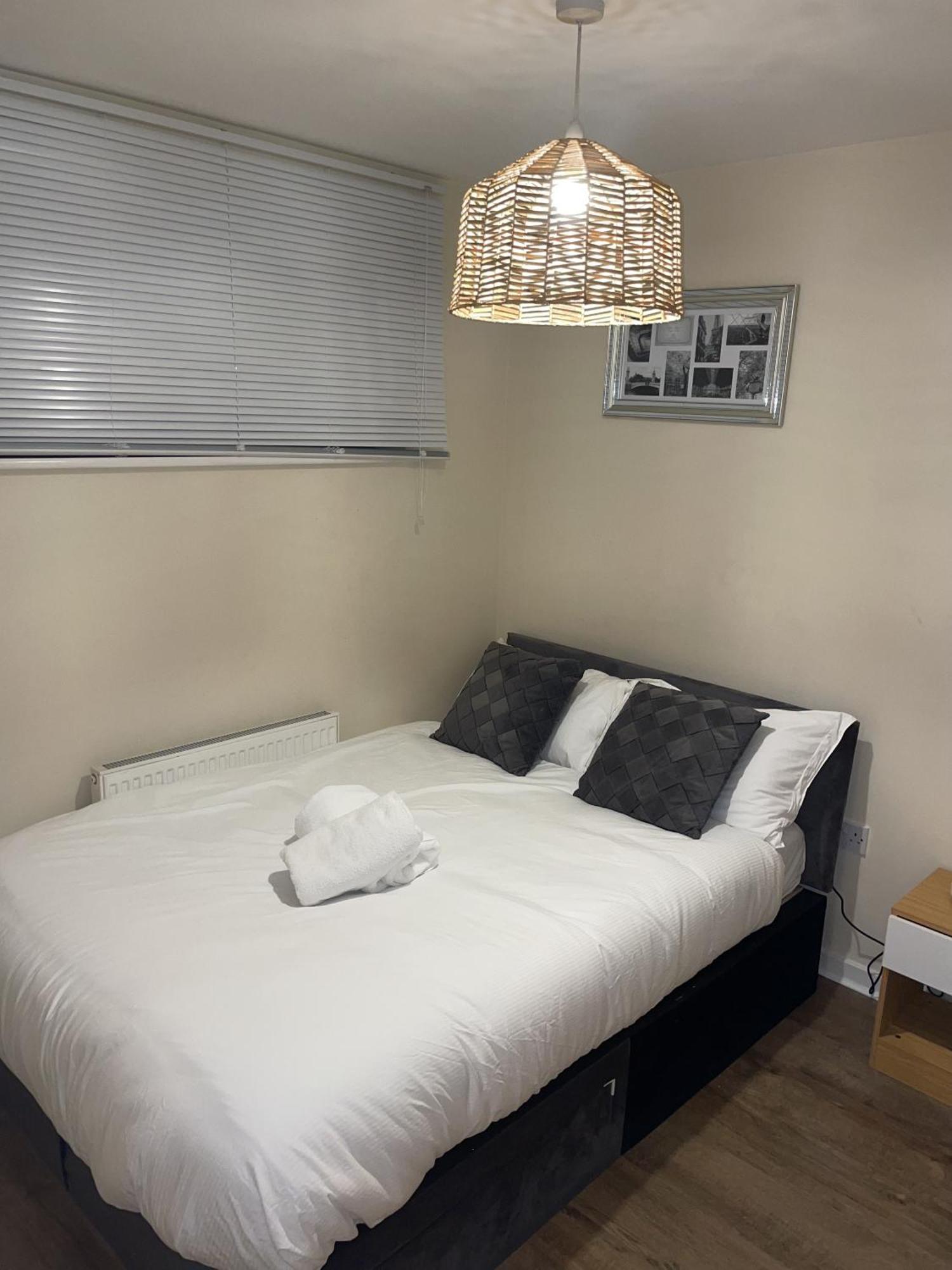 Luxury 2 Bed Apartment - Near Heathrow, Legoland, Windsor Slough Zewnętrze zdjęcie